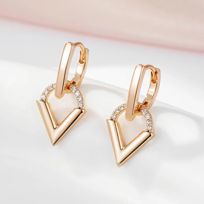 Elegantes pendientes dorados en forma de triángulo