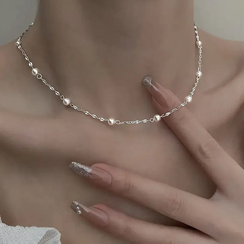Elegante collar de perlas brillantes