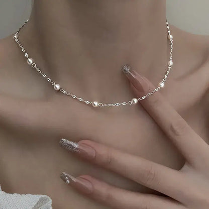 Elegante collar de perlas brillantes