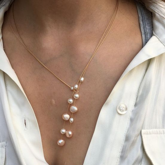 Elegante collar de perlas colgantes
