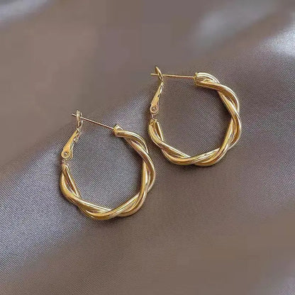 Elegantes pendientes dorados con nudo