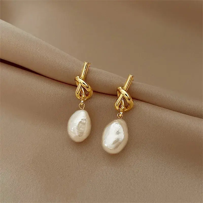 Elegantes pendientes con perlas barrocas en oro