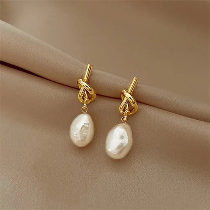 Elegantes pendientes con perlas barrocas en oro