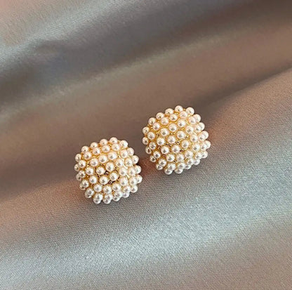 Elegantes pendientes de oro con perlas incrustadas