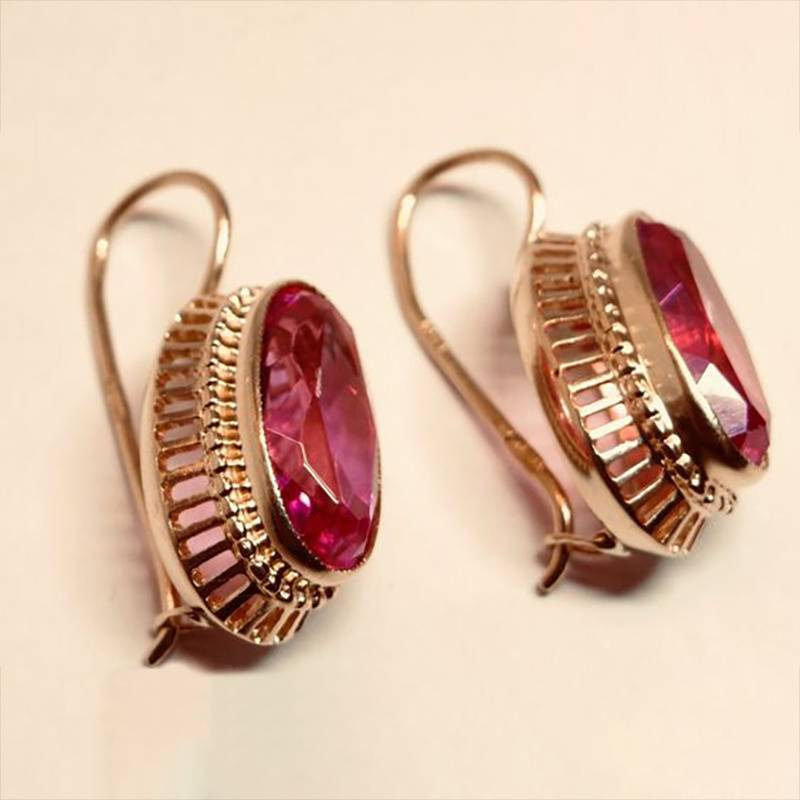 Pendientes vintage en oro rosa con un bonito cristal rojo