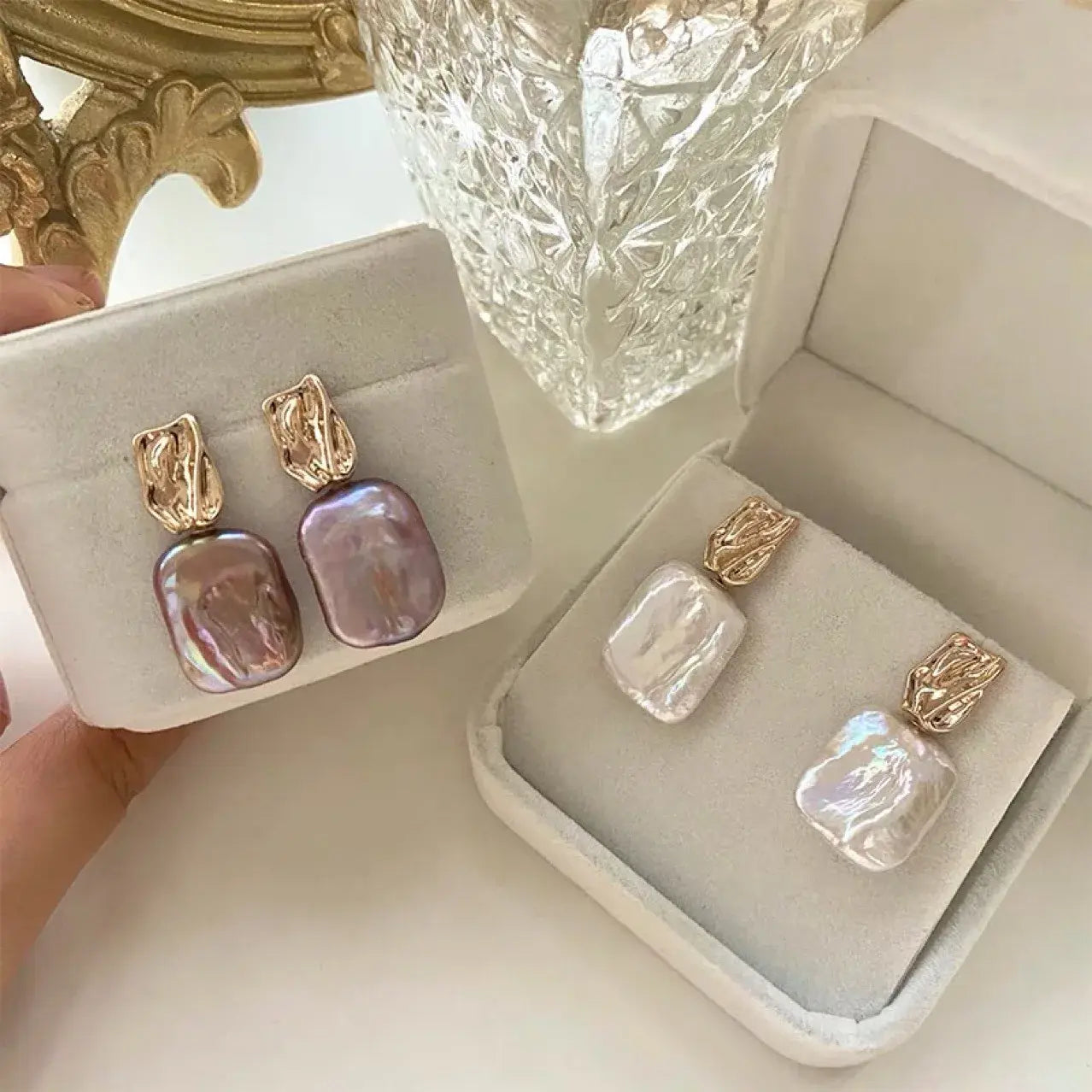 Elegantes pendientes de oro con perlas barrocas