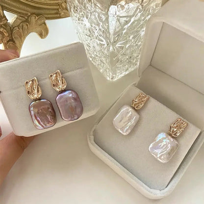 Elegantes pendientes de oro con perlas barrocas