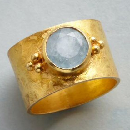 Anillo vintage con piedra lunar dorada