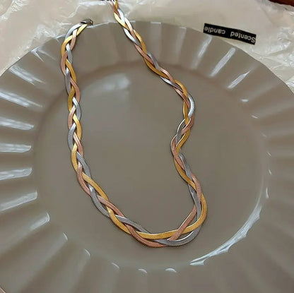 Elegante collar en dorado y plateado
