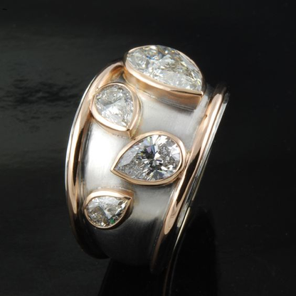Anillo vintage chapado en oro con incrustaciones de circonita