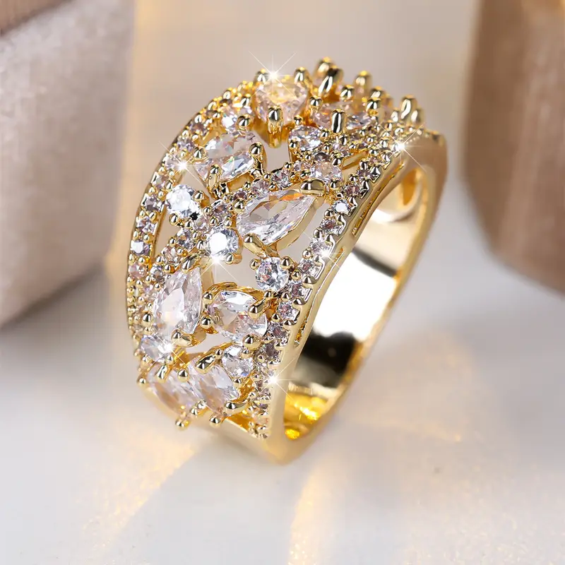 Anillo de Oro con Cristales Blancos