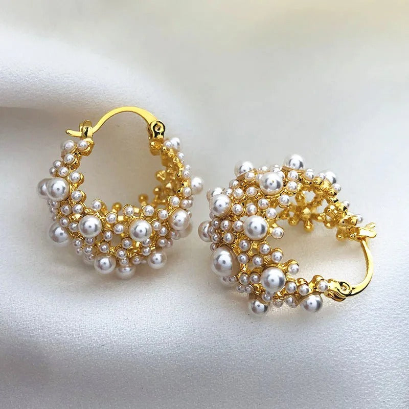Pendientes de aro con diseño vintage en oro y perlas