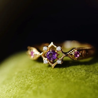 Anillo Geométrico Vintage en Oro con Cristal Morado Amatista (Ajustable)