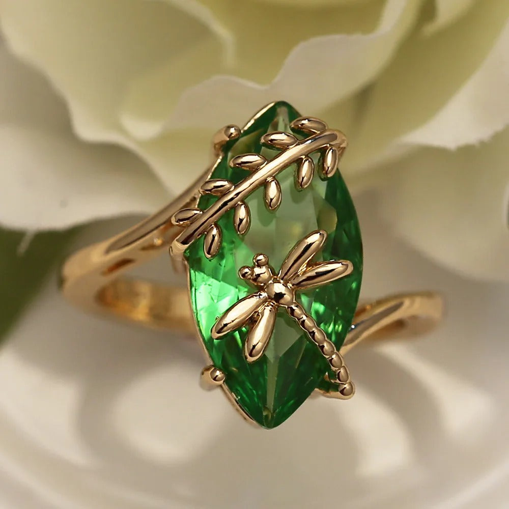 Anillo con piedra preciosa verde dorada y libélula
