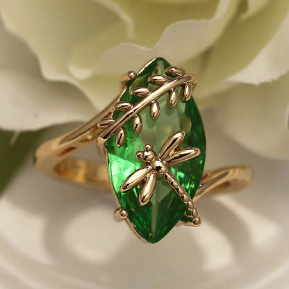 Anillo con piedra preciosa verde dorada y libélula