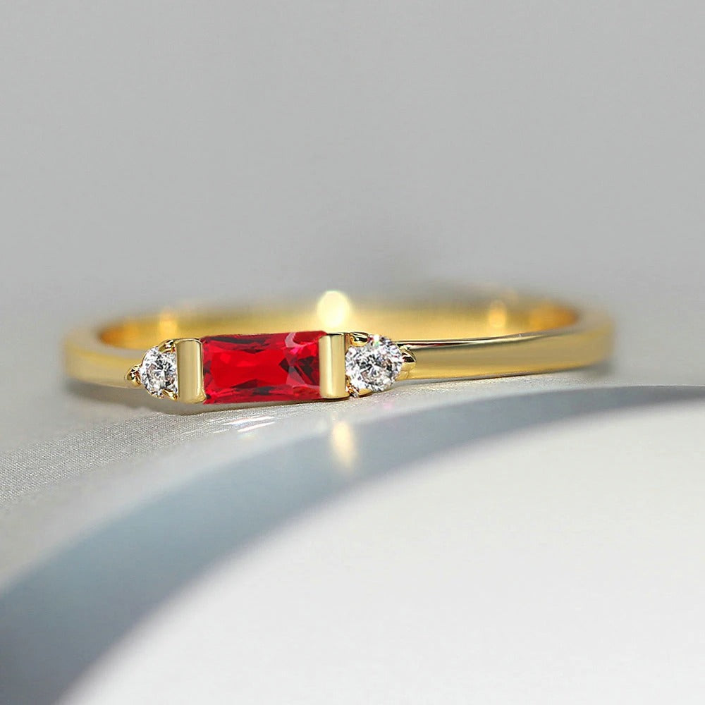 Piedra central roja dorada y anillo brillante