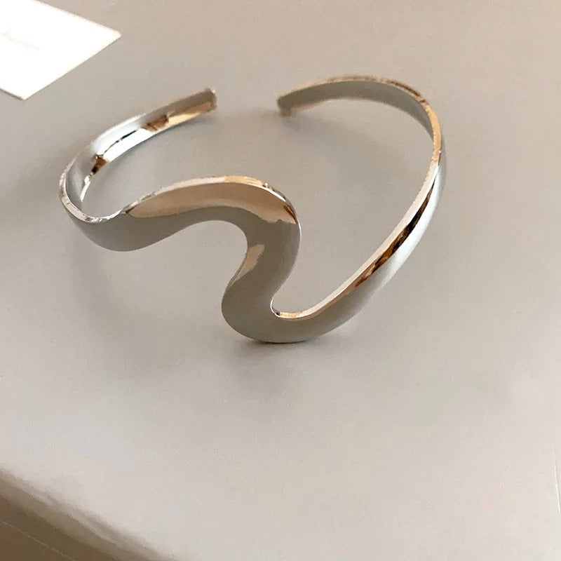 Pulsera abierta ondulada con torsión en plata vintage