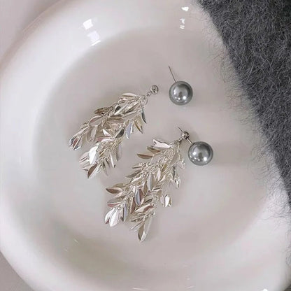Pendientes colgantes con hojas de perlas plateadas