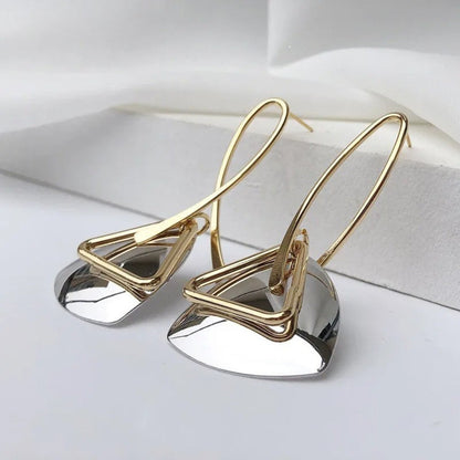 Colgante triangular plateado retro y pendientes con gancho curvo