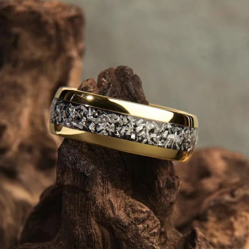 Anillo con incrustaciones doradas brillantes