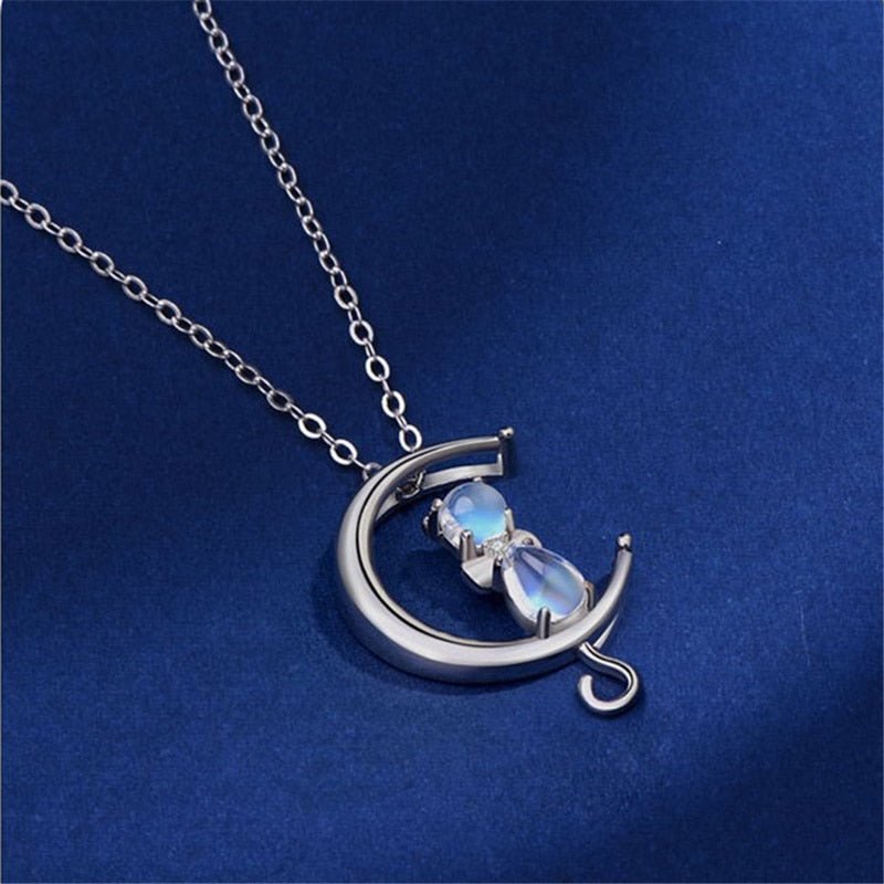 Collar con colgante en forma de luna creciente y gato en piedra lunar
