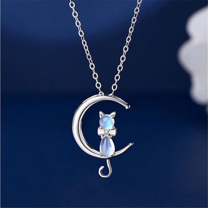 Collar con colgante en forma de luna creciente y gato en piedra lunar