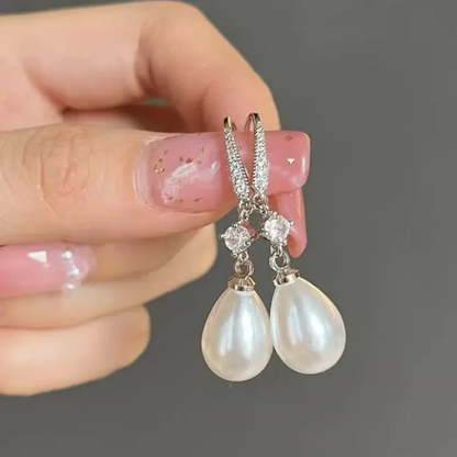 Pendientes brillantes con perlas colgantes