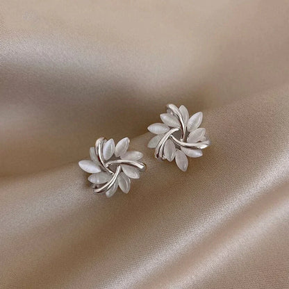 Elegantes y refinados pendientes con pétalos de ópalo en oro