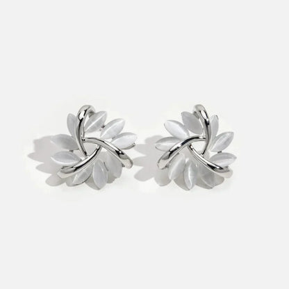 Elegantes y refinados pendientes con pétalos de ópalo en oro